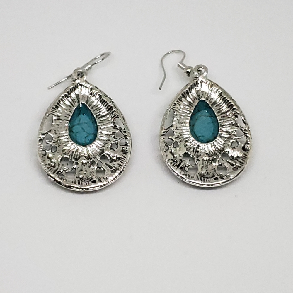 NWT Beautiful Turquoise Stone Silver Earrings - Picture 4 of 9